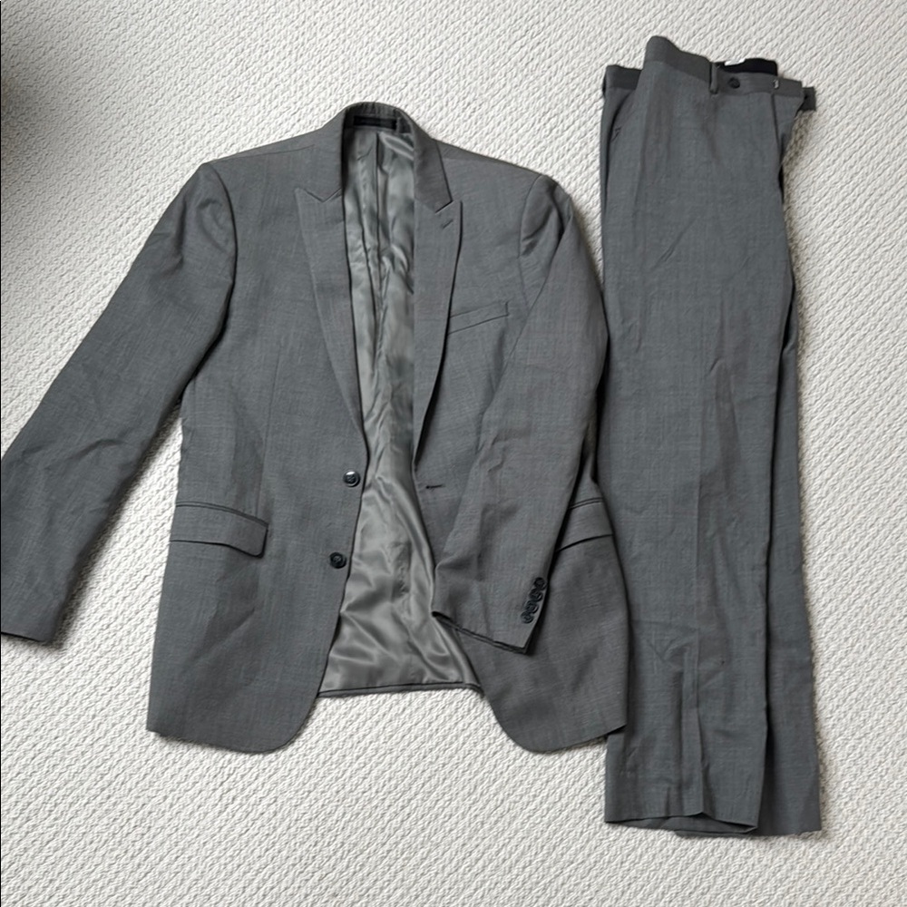 Calvin Klein Gray Suit with Structured Shoulders and Notched Lapels